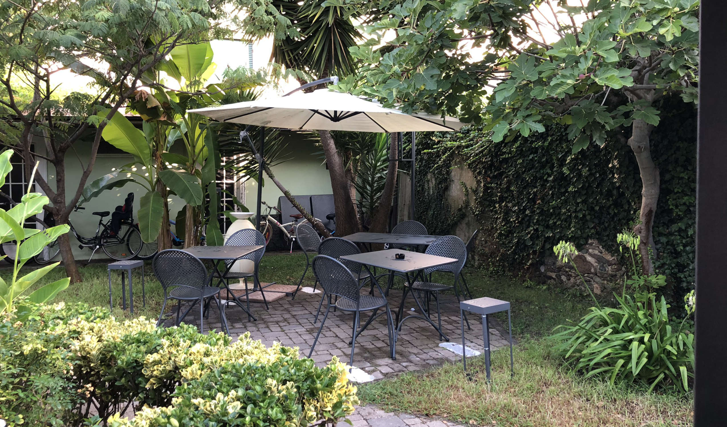 relax in private garden of the Hotel Melograno in Spotorno