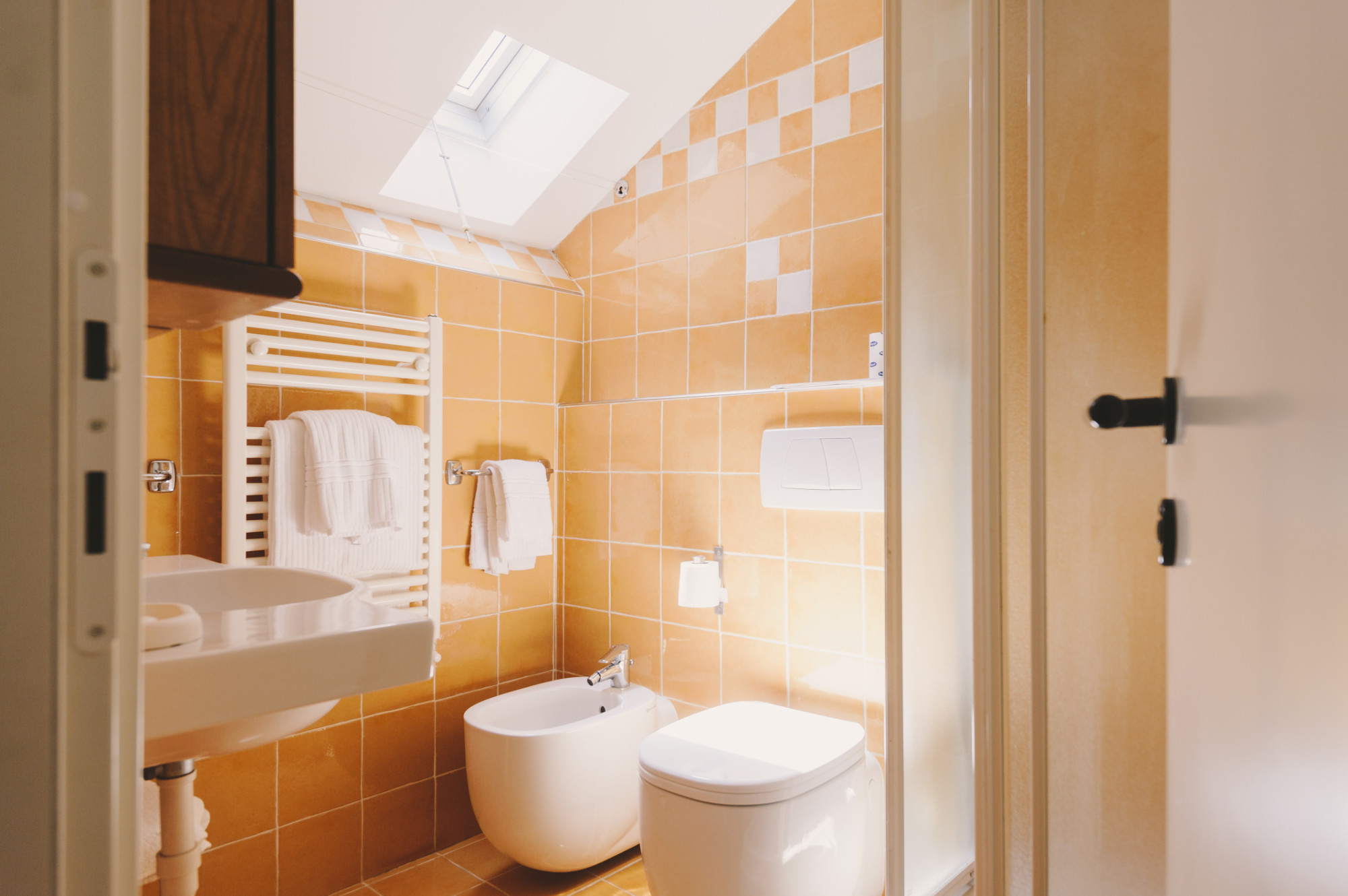 bathroom of a standard room with balcony Hotel Melograno Spotorno