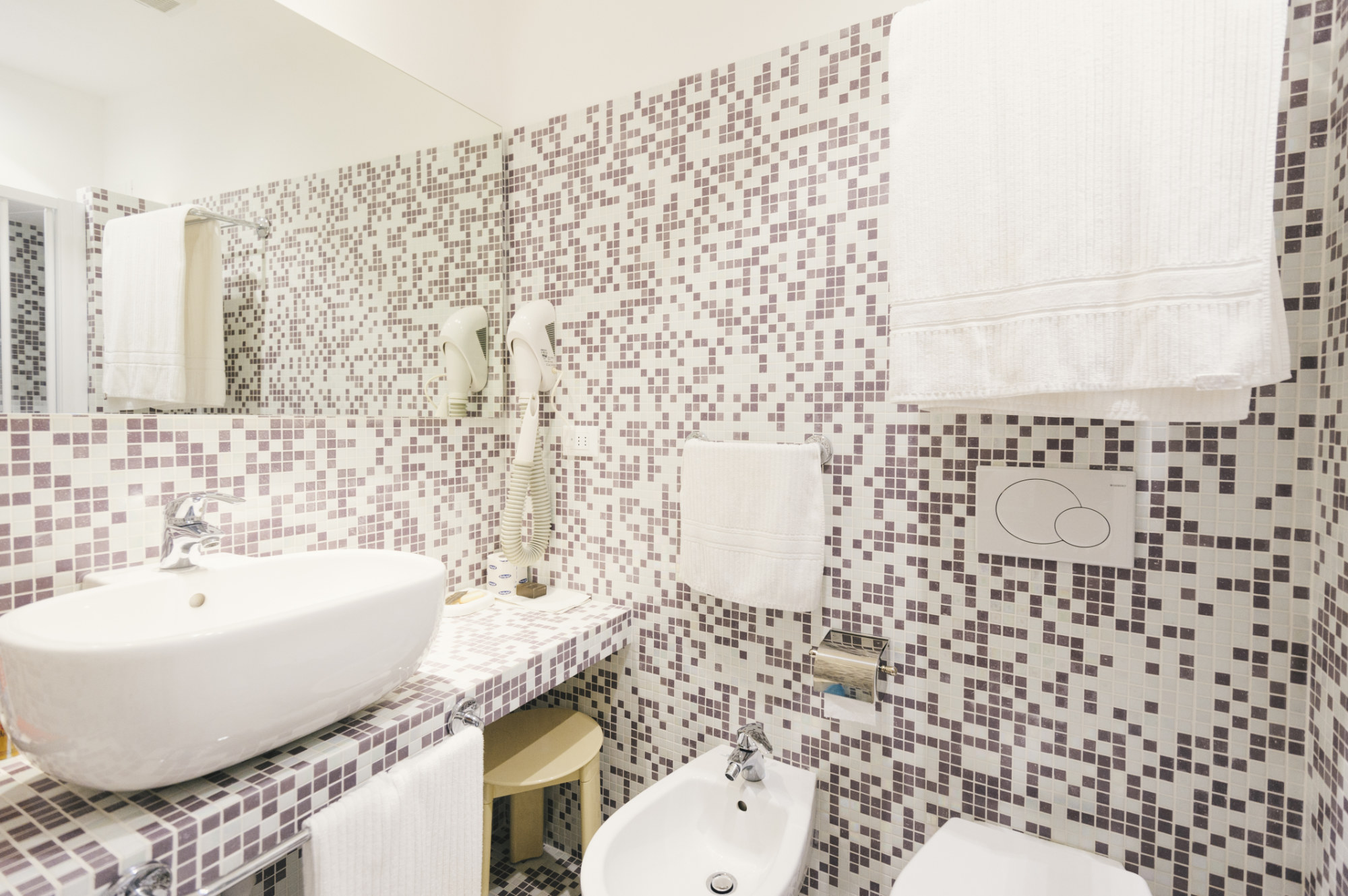 bathroom of a standard room with balcony Hotel Melograno Spotorno