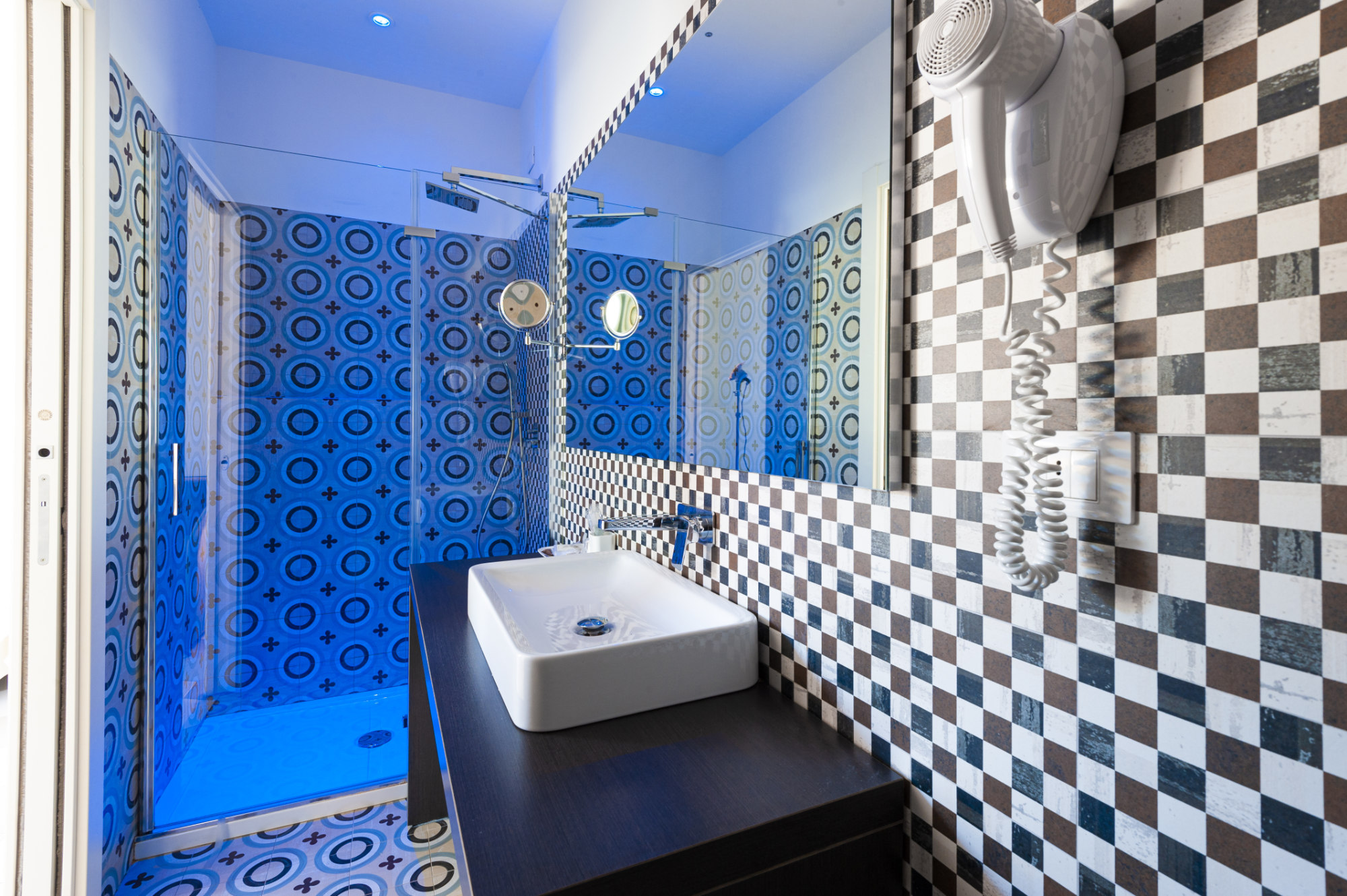 bathroom with chromotherapy in the delux room Hotel Melograno Spotorno