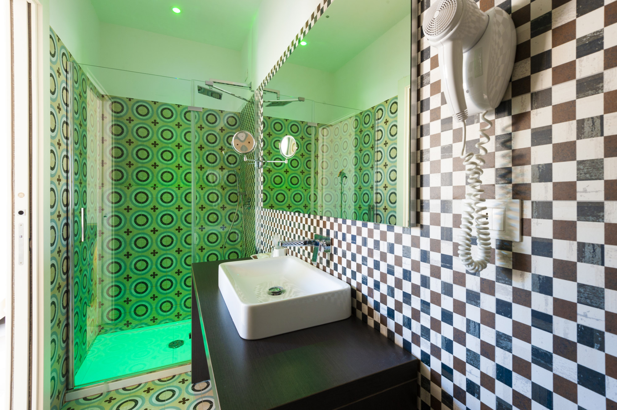 bathroom with chromotherapy in the delux room Hotel Melograno Spotorno